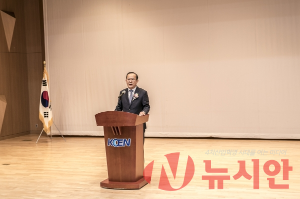 13일 한국남동발전 진주본사에서 유향열 제7대 한국남동발전 사장이 취임인사를 하고 있다. (제공=한국남동발전)