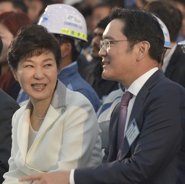 삼성전자의 한 행사에 참석한 박근혜 전 대통령(왼쪽)과 이재용 부회장(오른쪽)이 대화하고 있다.(사진=뉴시스)