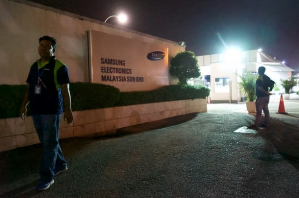 말레이시아 포트 클랑에 위치한 삼성전자 공장에서 야간근무를 마치고 나온 현지 직원들 모습(사진=뉴시스)
