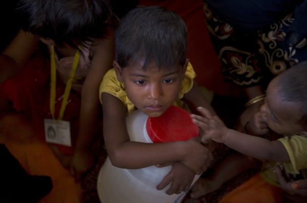 방글라데시 발루칼리 난민수용소에서 한 로힝야족 소녀가 음식을 얻기 위해 기다리고 있다.(사진=뉴시스)
