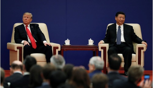 도널드 트럼프 미국 대통령이 2017년 11월 중국 베이징 인민대회당에서 열린 미중 기업인 행사에 시진핑 국가주석과 함께 참석해 서로 다른 방향을 바라보고 있다. (사진=뉴시스)