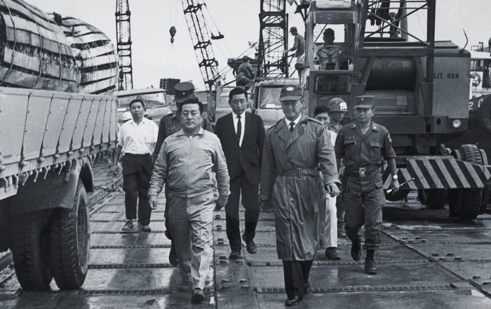 1960년대 고 조중훈 한진그룹 회장(앞줄 왼쪽)이 사업 현장에서 직원들을 독려하고 있다. (사진제공=한진그룹)