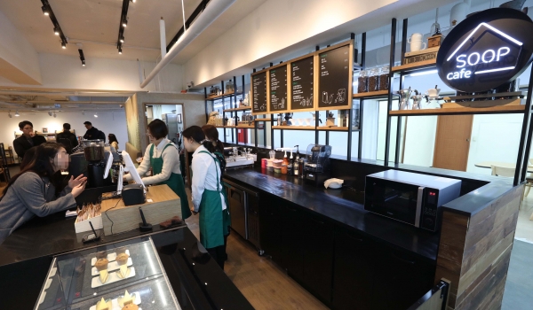 스타벅스는 취약계층의 성공적인 자립을 돕기 위해 재능기부 카페를 전국 8개 오픈했다. 사진은 서울 동대문구 경동시장에 문을 연 이마트 상생스토어 내 스타벅스 재능기부 카페인 '카페숲'의 전경. (제공=뉴시스)