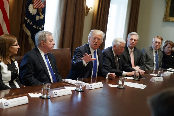 도널드 트럼프 미국 대통령이 지난 1월 9일(현지시간) 백악관에서 의회 지도자들과 이민 정책 회의를 하고 있는 모습(사진=뉴시스)