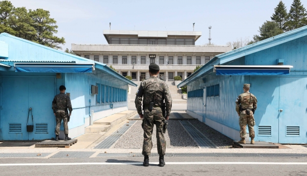 18일 경기도 파주 판문점에서 한국 경비병들이 경계 근무를 서고 있는 모습(사진=뉴시스)