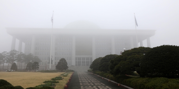 9일 오전 서울 여의도 국회의사당이 안개로 덮여 있다.(사진=뉴시스)