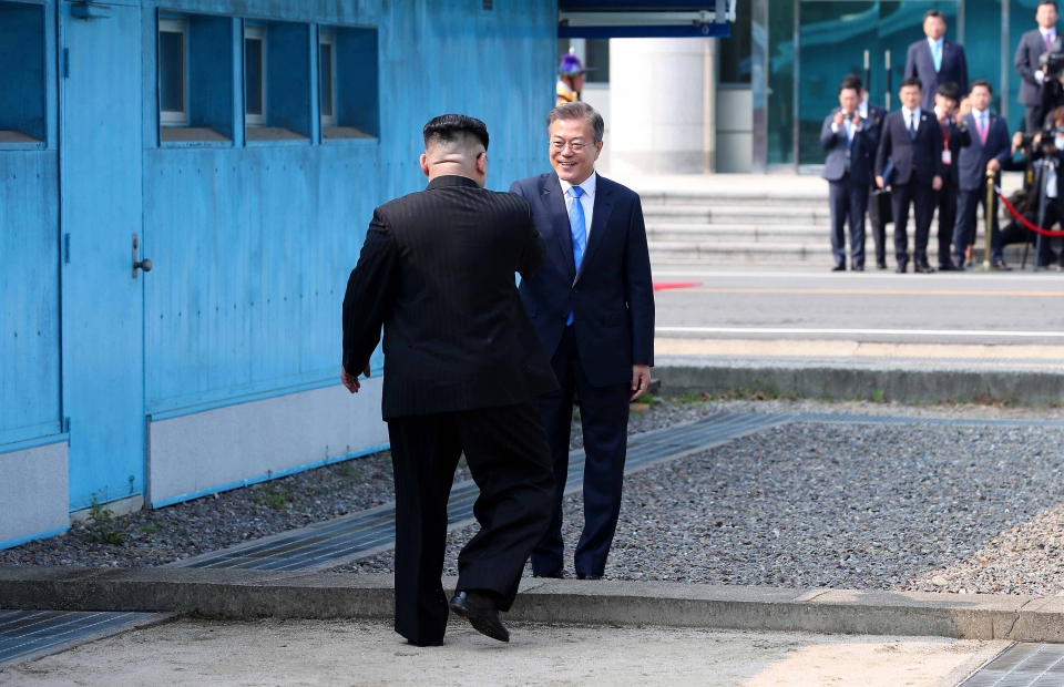 문재인 대통령과 김정은 북한 국무위원장이 27일 경기도 파주 판문점 군사분계선에서 만나 인사하고 있다. (사진=뉴시스)