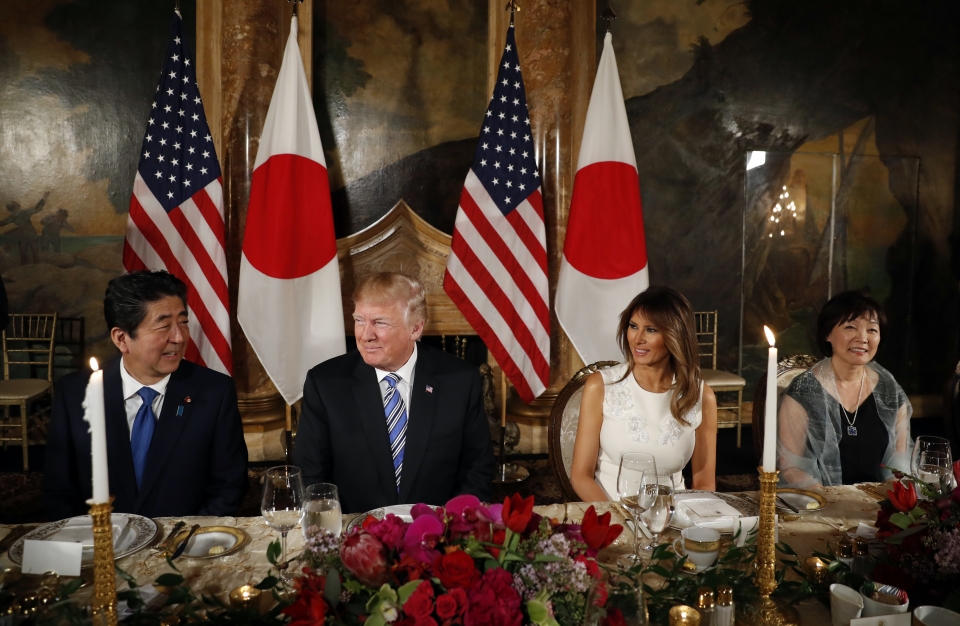 도널드 트럼프 미국 대통령 부부와 아베 신조 일본 총리 부부가 4월 18일 플로리다주 팜비치 마라라고 리조트에서 저녁 만찬을 하고 있다. (사진=뉴시스)