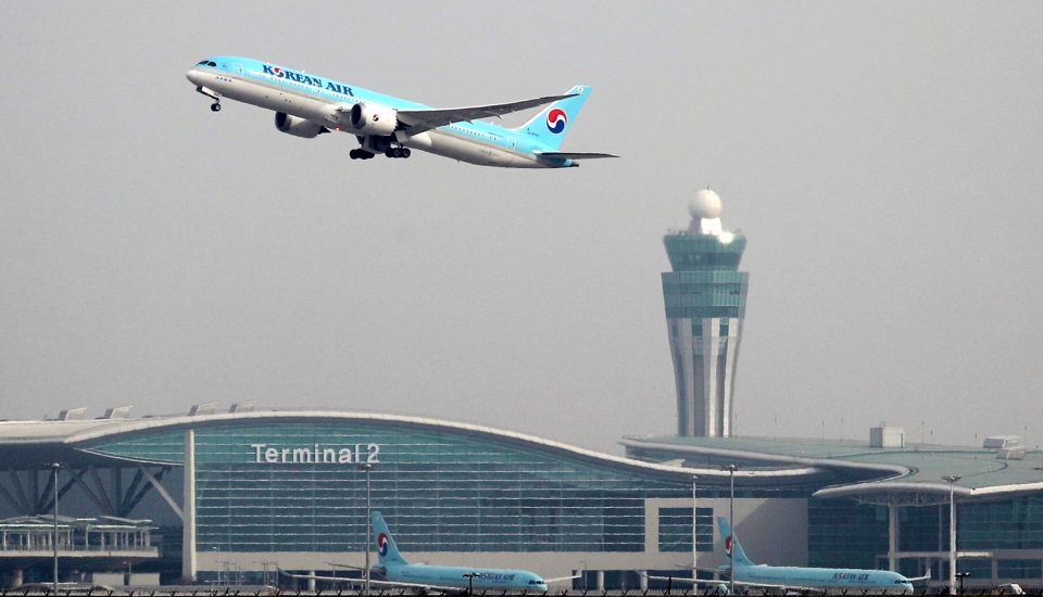인천공항 제2여객터미널 개항 첫날인 1월 18일 오후 인천국제공항 제2여객터미널에서 대한항공 항공기가 이륙하고 있다.(사진=뉴시안)