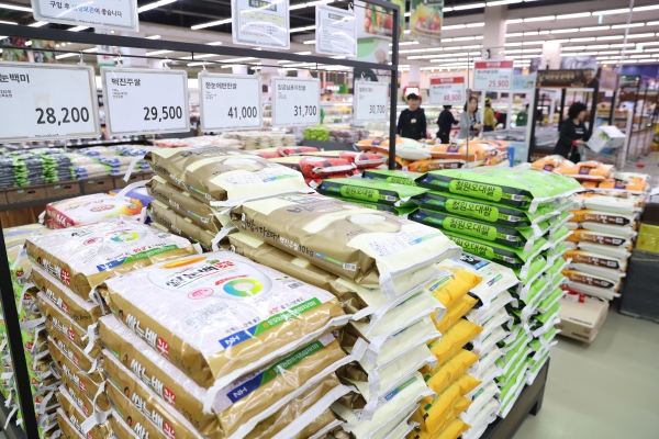 지난 4월 서울 서초구의 한 대형마트에 진열돼있는 쌀 제품(사진=뉴시스)