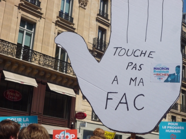 프랑스 데학생들은 마크롱의 대학교육 개혁 정책에도 반발한다. 손바닥 모양의 피켓에 '내 대학교 건드리지 마'라고 적혀 있다.(사진=홍소라)