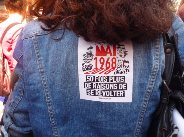 ‘마크롱 헌정 축제’에 참가한 한 여성의 등에 "1968년의 5월과 2018년의 5월. 들고 일어나야 할 이유가 그때보다 50배는 넘는다"고 적힌 스티커가 붙어 있다.(사진=홍소라)