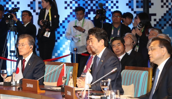 문재인 대통령이 지난 해 11월 14일 필리핀 마닐라 국제컨벤션센터에서 열린 제20차 ASEAN+3 정상회담에 참석하고 있다. 왼쪽부터 문재인 대통령, 아베 신조 일본 총리, 리커창 중국 총리.(사진=뉴시스)