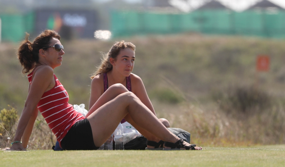 브라질의 여성 갤러리들이 리우데자네이루 올림픽 골프경기장에서 열린 여자 골프 라운드에서 경기를 지켜보며 일광욕을 즐기고 있다. (사진=뉴시스)