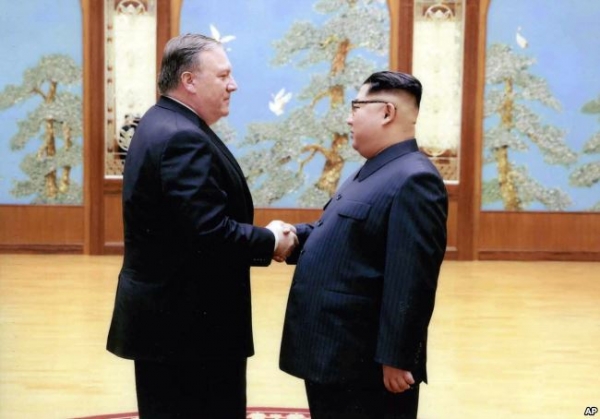 마이크 폼페이오(왼쪽) 신임 미국 국무장관이 9일 북한 평양을 다시 방문했다. 사진은 지난 3월31일부터 4월1일까지 평양을 극비리 방문, 김정은(오른쪽) 북한 노동당 위원장을 만나 악수를 하고 있는 폼페이오의 모습.(사진=뉴시스)
