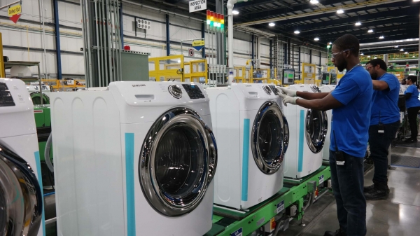 삼성전자는 세계 최대 생활가전 격전지인 미국 시장에서 8분기 연속 업계 1위에 올랐다. 사진은 미국 사우스 캐롤라이나주 뉴베리카운티에 위치한 삼성전자 생활가전 공장에서 직원들이 세탁기를 생산하는 모습.(사진=뉴시스)
