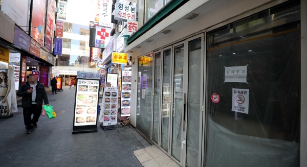 서울 중구 명동거리 한 상가에 임대를 알리는 안내문이 붙어 있다.(사진=뉴시스)