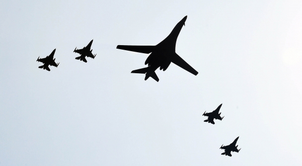 경기도 오산 미공군기지 상공에 전개된 미국의 전략자산  B-1B 전략폭격기 2기와 F-16.(사진=뉴시스)