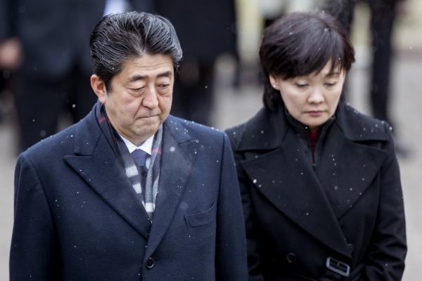아베 신조 일본 총리와 부인 아키에 여사가 지난 1월 14일 리투아니아 빌뉴스의 안타칼니스 국립묘지를 방문해 참배하고 있다.(사진=뉴시스)
