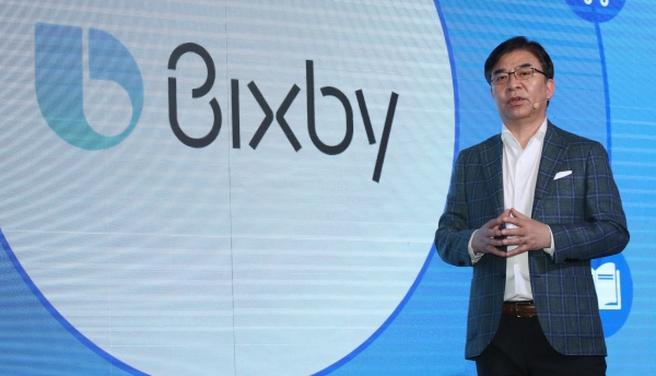 17일 열린 삼성전자 홈 IoT & 빅스비 미디어데이 행사에서 김현석 대표이사 사장이 인공지능 음성인식 서비스 '빅스비'와 '삼성 홈 IoT'를 소개하고 있다. (사진=뉴시스)