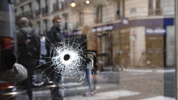 파리 경찰이 범인 캄잣 아지모프에게 쏜 총알 중 한 발이 근처 까페 유리창에 박혔다.(사진=AFP)