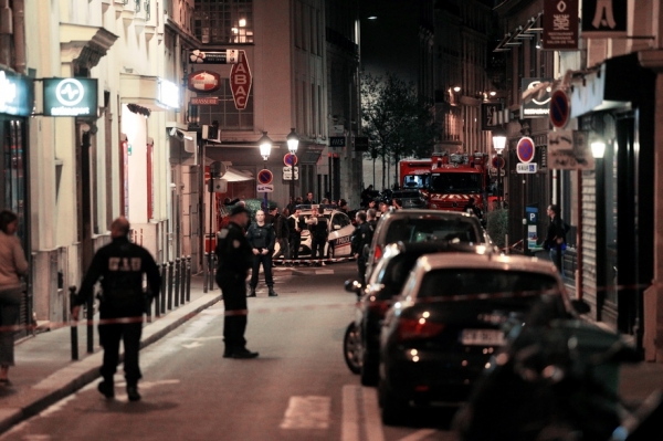 사건 발생 직후 파리 경찰이 현장을 통제하고 있다.(사진=AFP)
