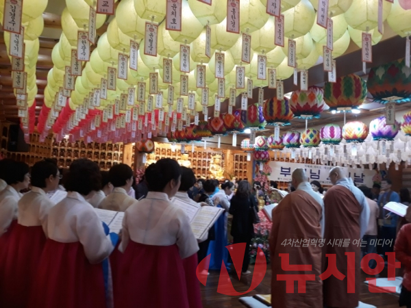 경기도 안산의 보문선원에서는 부처님 오신날을 맞아, 스님과 불교 신도들이 불경을 외우고 불교 노래를 부르는 행사를 가졌다. (사진=송범선 기자)