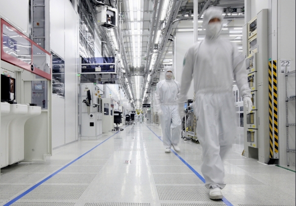 중국 산시성 시안시 삼성전자 메모리 반도체 공장 신규라인에서 직원들이 분주하게 움직이고 있다. (사진제공=삼성전자)