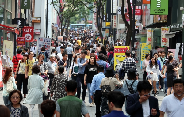 5월 29일 오후 시민과 관광객들로 붐비고 있는 서울 중구 명동거리. 소비자심리지수는 2017년 4분기 이후 둔화세로 돌아서면서 향후 소비 확대 지속 여부가 우려된다.(사진=뉴시스)