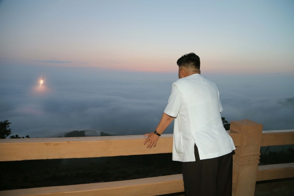 2014년 6월30일 북한군 군사 훈련을 지켜보는 김정은의 뒷모습.(사진=뉴시스)