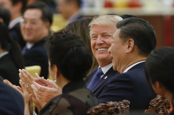 도널드 트럼프 미 대통령과 시진핑 중국 주석이 지난 해 11월 9일 인민대회당 국빈 만찬에서 나란히 앉아 웃고 박수하며 즐거워하고 있다. 시 주석 옆에 펑리위안 여사가 보이고 저쪽 트럼프 대통령 옆에 멜라니아 여사가 앉아 있다. (사진=뉴시스)