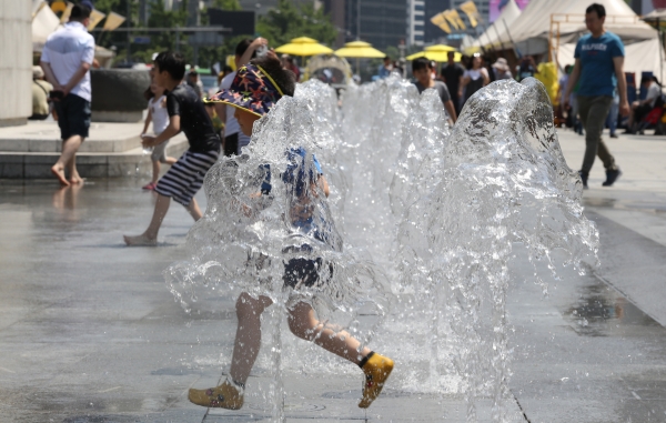 일부 지역에 폭염주의보가 내리는 등 무더운 날씨를 보인 3일 오후 서울 광화문광장 분수대에서 나들이를 나온 어린이들이 물놀이로 더위를 식히고 있다.(사진=뉴시스)