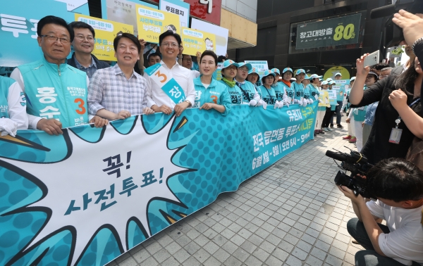 바른미래당 안철수 서울시장 후보가 6일 오후 서울 노량진역 인근 학원가를 찾아 사전투표 캠페인을 하고 있다. (사진=뉴시스)