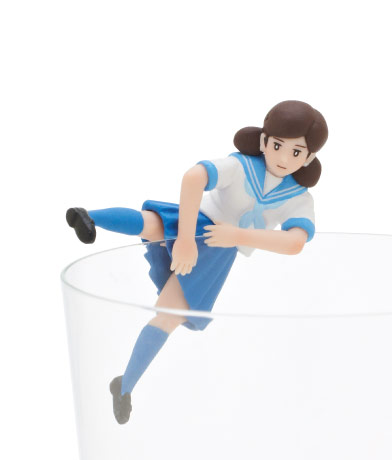 후치코 시리즈는 컵 가장자리나 컴퓨터 위에 장식할 수 있는 OL 유니폼의 미니인형이 캡슐 속에 들어 있다.일주일 만에 10만개가 완판되는 기록적인 히트를 달성했다.(사진=기탄클럽 홈페이지 캡처)