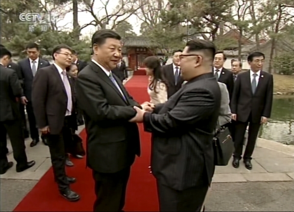 3월 28일 시진핑 중국 국가주석이 김정은 북한 노동당 위원장과 베이징 댜오위타위 국빈관으로 보이는 곳에서 서로 손을 맞잡고 있다. (사진= CCTV 방송 캡처)