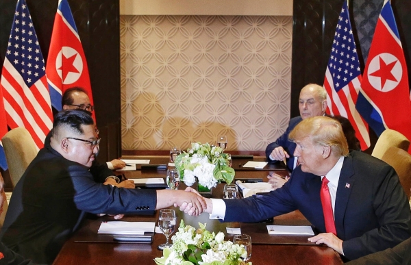 도널드 트럼프 미 대통령(오른쪽)과 김정은 북한 국무위원장이 12일 싱가포르 카펠라 호텔에서 사상 첫 북미 정상회담 확대 회담을 시작하면서 악수를 나누고 있다.(사진=뉴시스)