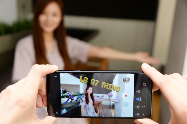 LG전자가 프리미엄 스마트폰 G7 씽큐에 '증강현실(AR) 스티커' 기능을 추가한다고 10일 밝혔다. 소프트웨어 업데이트를 완료하면 카메라 모드에 AR 스티커가 추가된다.(사진=LG전자 제공)