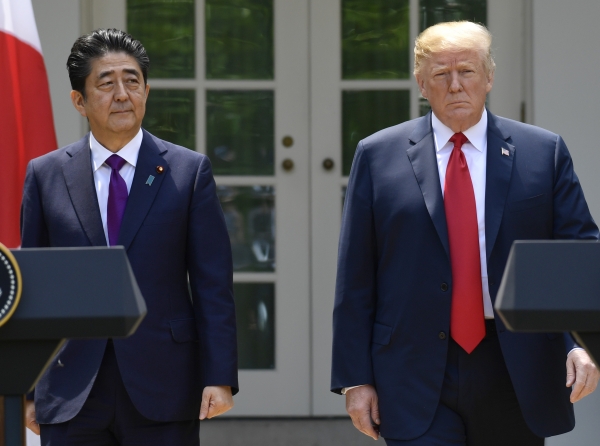 6월 7일(현지시간) 도널드 트럼프 미국 대통령과 아베 신조 일본 총리가 미일정상회담 후 워싱턴 백악관 로즈가든에서 공동기자회견을 하고 있다.