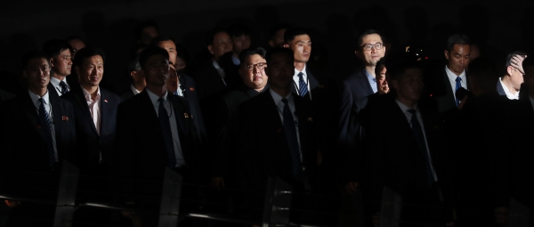 북미정상회담을 하루 앞둔 11일 오후 김정은 북한 국무위원장이 싱가포르 에스플러네이드 인근 다리에서 야경을 감상하고 있다.(사진=뉴시스)