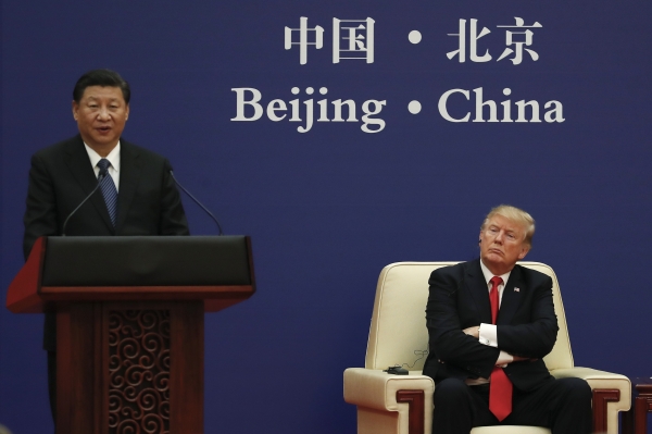 지난 해 11월 9일 도널드 트럼프 미국 대통령이 9일 베이징 인민대회당에서 열린 미중 기업인 행사에 참석해 팔짱을 낀 채 시진핑 중국 국가주석의 연설을 듣고 있다. (사진=뉴시스)