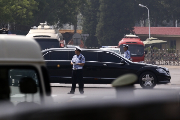 김정은 북한 국무위원장이 타고 있는 것으로 보이는 검은색 승용차가 19일 중국 베이징 서우두 공항을 빠져나오고 있다.(사진=뉴시스)