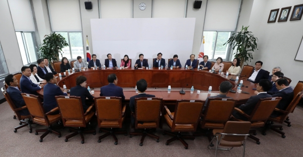 19일 오전 자유한국당 김성원 초선 의원 간사를 비롯한 의원들이 서울 여의도 국회에서 초선 의원 모임을 갖고 있다.(사진=뉴시스)