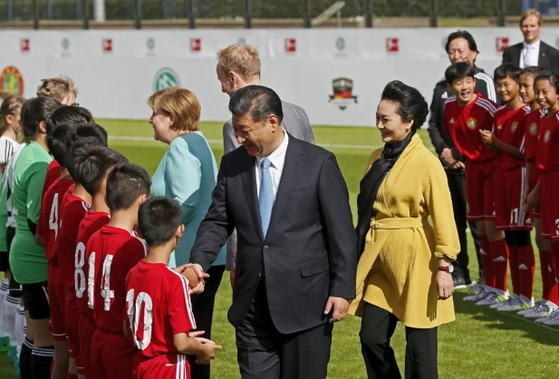 지난해 중국과 독일의 12세 이후 축구 국가대표 경기에 방문한 시진핑 부부.(사진=뉴시스)