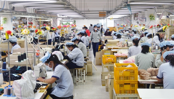 2013년 9월 북한 개성시 봉동리 개성공단 SK어패럴에서 북한 근로자들이 제품을 생산하고 있다.(사진=뉴시스)