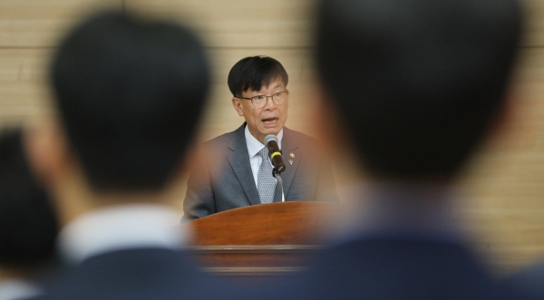 김상조 공정거래위원장이 25일 오전 정부세종청사에서 열린 직원조회에서 발언을 하고 있다.(사진=뉴시스)