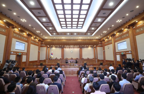 이진성 헌법재판소장을 비롯한 헌법재판관들이 28일 오후 서울 종로구 재동 헌법재판소 대심판정에서 열린 6월 심판사건 선고를 위해 자리에 앉아 있다.