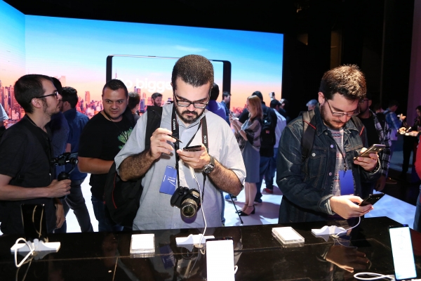 지난 해 10월 5일(현지시각) 브라질 상파울루 이비라푸에라 홀에서 열린 삼성전자 '갤럭시 노트8' 출시 행사에서 관람객이 갤럭시 노트8 체험을 하고 있다.