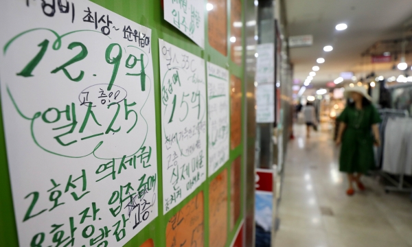 서울 아파트값이 2주 연속 상승폭이 커지고 있다. 22일 오후 서울 송파구 공인중개사 사무소에는 아파트 매매값이 게시돼 있다. (사진=뉴시스)