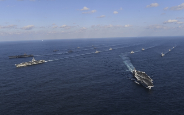 지난 해 11월 12일 동해에서 미국 핵추진 항공모함 USS 니미츠(앞줄 왼쪽), USS 로널드 레이건(가운데), USS 시어도어 루즈벨트함이 미국 및 한국 군함들과 훈련을 벌이고 있다.(사진=뉴시스)