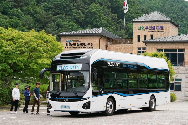 전국 4개 국립공원에서 1달간씩 순차적으로 관광객 셔틀버스로 시범 운영되는 현대자동차 친환경 전기버스 ‘일렉시티’의 모습 